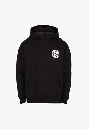 Zwarte hooded sweatshirt met een frontzak en een witte cirkelvormige tekstlogo met de tekst "DROP SIZE" op de bovenste linkerkant van de borst.
