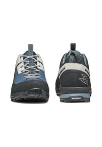 Herrvandringsskor med en blå, grå och svart design. Strukturerad ovandel, snörning och sulor av Michelin-gummi med ett fläckigt mönster.