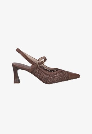 Bruine slingback kittenheel schoen met puntige neus, verstelbare gespband en geweven textuur aan de zijkanten.