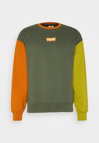 Felpa a blocchi di colore con corpo verde, maniche arancioni e gialle, e logo Levi's arancione sul petto. Materiale in cotone.