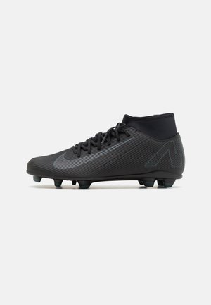 Chaussure de football montante noire avec lacets, tige texturée et crampons moulés sur la semelle, vue de côté sur fond blanc.
