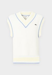 Λευκό ριμπ αμάνικο πουλόβερ με V-λαιμόκοψη, που διαθέτει μπλε και κίτρινες ρίγες γύρω από το λαιμό και το στρίφωμα; μικρό πράσινο λογότυπο στο στήθος.