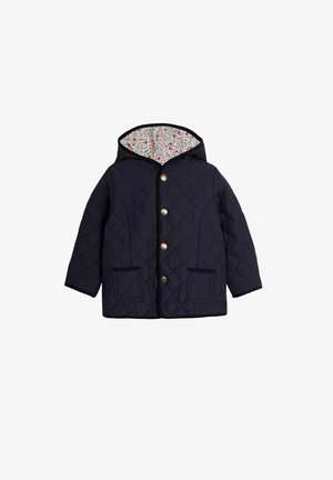 Gequilted marineblauwe jas met een bloemenpatroon aan de binnenkant, voorzien van een kap, gouden knopen en twee voorkkanten. Aangevuld met zwarte afwerking.