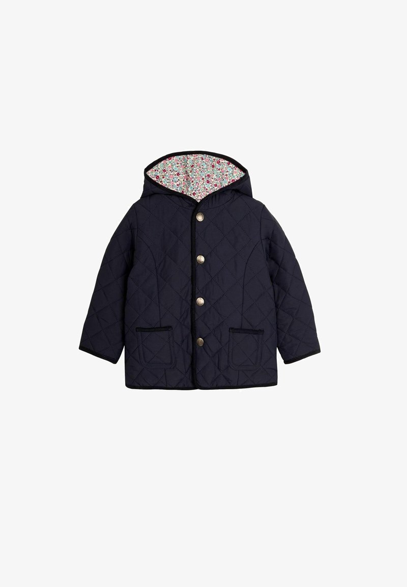 Navy jakna sa kvadratnim šavovima i postavom s cvjetnim uzorkom, s kapuljačom, zlatnim dugmadi i dva prednja džepa. Uokvirena crnim akcentima.