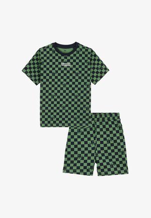 Žalias ir juodas langeliais nuspalvintas pižamos komplektas, kuriame yra trumpomis rankovėmis marškiniai su grafiniu tekstu ir atitinkami šortai su elastine juosta.