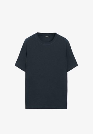 Ensfarvet mørk marineblå T-shirt med korte ærmer og rund hals, lagt fladt på en hvid baggrund.