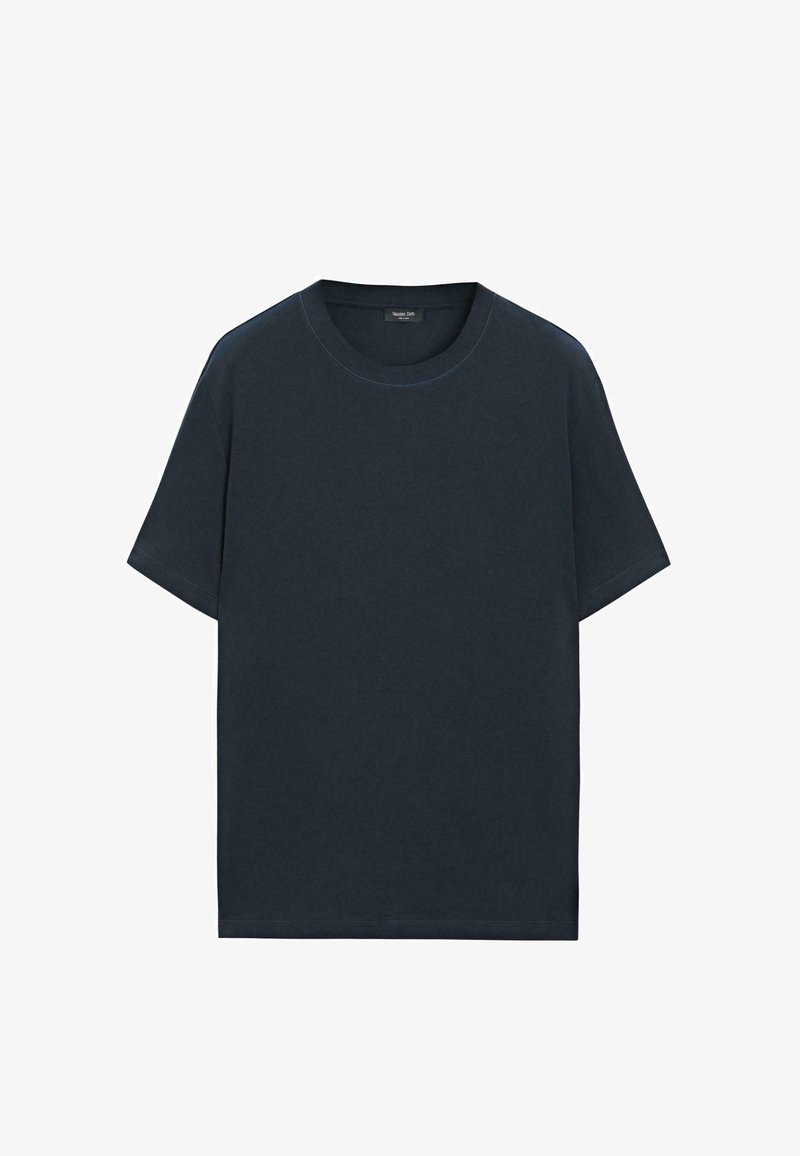 Schlichtes dunkelblaues T-Shirt mit kurzen Ärmeln und rundem Ausschnitt, flach auf einem weißen Hintergrund ausgelegt.