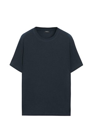 Schlichtes dunkelblaues T-Shirt mit kurzen Ärmeln und rundem Ausschnitt, flach auf einem weißen Hintergrund ausgelegt.