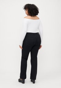 ONLY Carmakoma CARWILLY - Flared Jeans - black denim