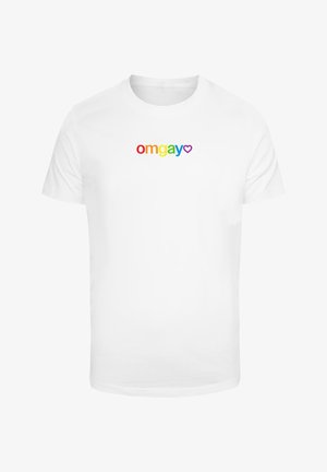Balta medvilninė marškinė su užrašu "omgay" spalvingomis raidėmis ir purpurine širdelės detale, apvaliu iškirpimu ir trumpomis rankovėmis.