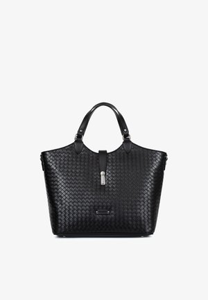 Borsa a mano in pelle intrecciata nera con doppi manici, una cinghia centrale con fibbia argentata e una piccola targhetta rettangolare del marchio sul davanti.