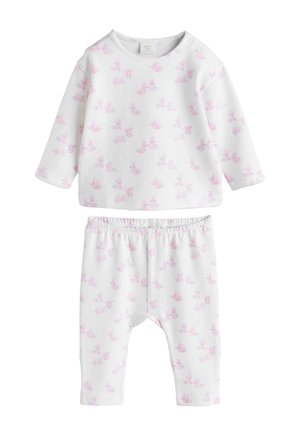 Weiße Baby-Pyjamas mit langen Ärmeln und pinkem Hasen- sowie Kinderwagenmuster, elastische Bundhose und Schulter-Druckknöpfe am Oberteil.