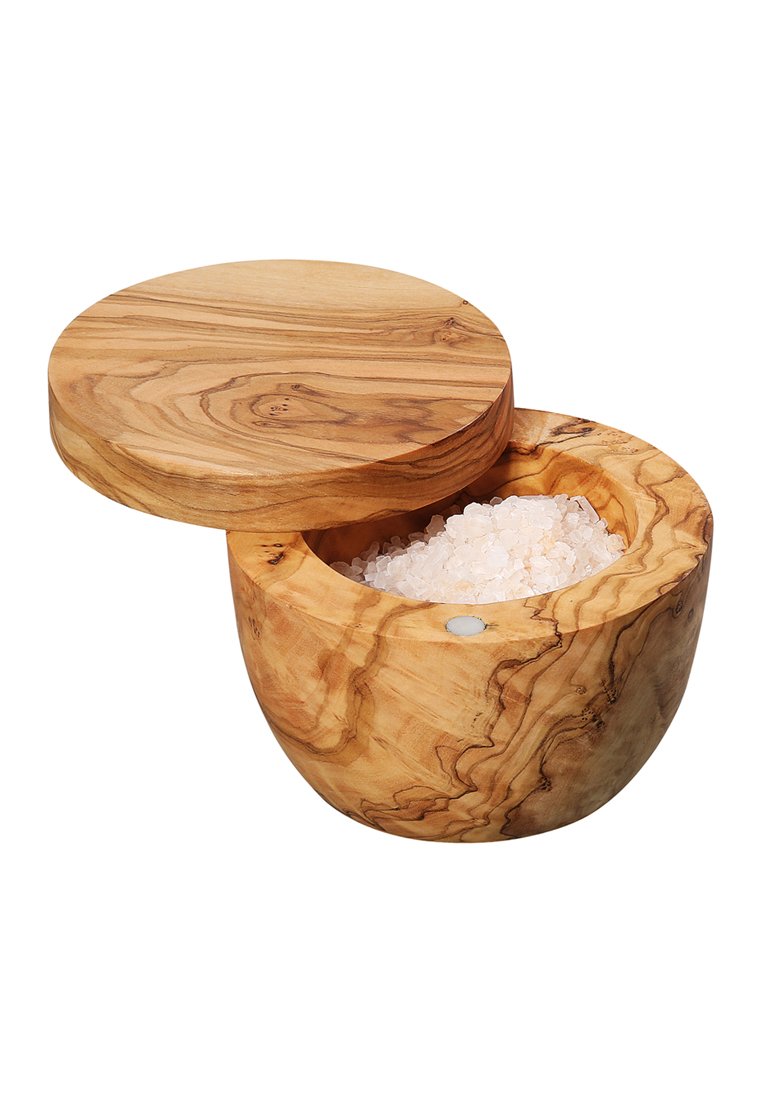 Okrągły pojemnik z drewna oliwkowego z dopasowaną pokrywką, wypełniony grubą solą. Widoczny usłojenie drewna oraz gładka, błyszcząca powierzchnia.