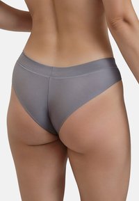 Graue Bikiniunterwäsche mit einem hochgeschnittenen Design, glatter Textur und einem breiten Bund. Sie zeichnet sich durch einen einfachen und minimalistischen Stil aus.