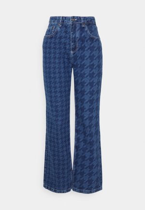 Jeans de mezclilla azul con un patrón de pata de gallo; diseño de talle alto y acampanado; cuenta con cinco bolsillos y un cierre de botón metálico.