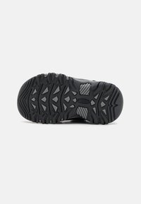 Keen TARGHEE IV LOW WP UNISEX - Matkajalatsid - black
