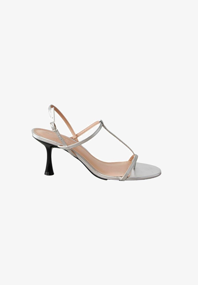 Zilveren sandalen met hoge hakken, dunne banden, T-vormig ontwerp en een zwarte hak. Gladde textuur met een glanzende metallic afwerking.