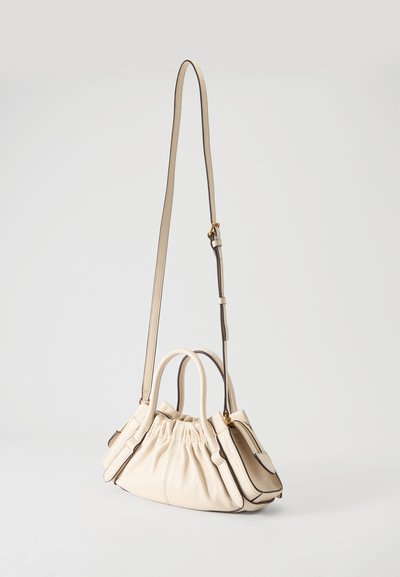 Sac à main en cuir couleur crème avec détails froncés, double poignée courte et longue bandoulière réglable avec ferrures dorées.