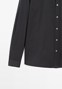Zwarte langemouwen shirt van gladde stof, met een knoopsluiting aan de voorkant, een klassieke kraag en een rechte zoom met knoopmanchetten.