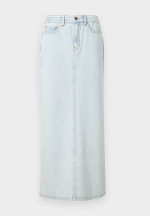 Jupe maxi en denim bleu clair avec un design droit, fermeture à boutons sur le devant et couture visible. Elle comporte deux poches avant.