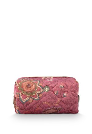 Rechthoekige gewatteerde stoffen etui met roze bloemmotief, ritssluiting bovenaan en klein decoratief metalen embleem aan de voorkant.