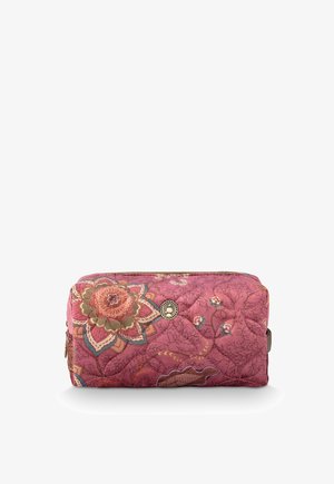 Rechthoekige gewatteerde stoffen etui met roze bloemmotief, ritssluiting bovenaan en klein decoratief metalen embleem aan de voorkant.