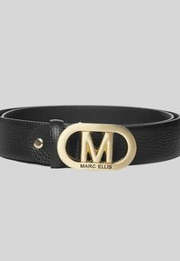 Cintura in pelle nera con finitura testurizzata, fibbia ovale dorata con la lettera "M" e il nome del marchio "MARC ELLIS" inciso. Design semplice.