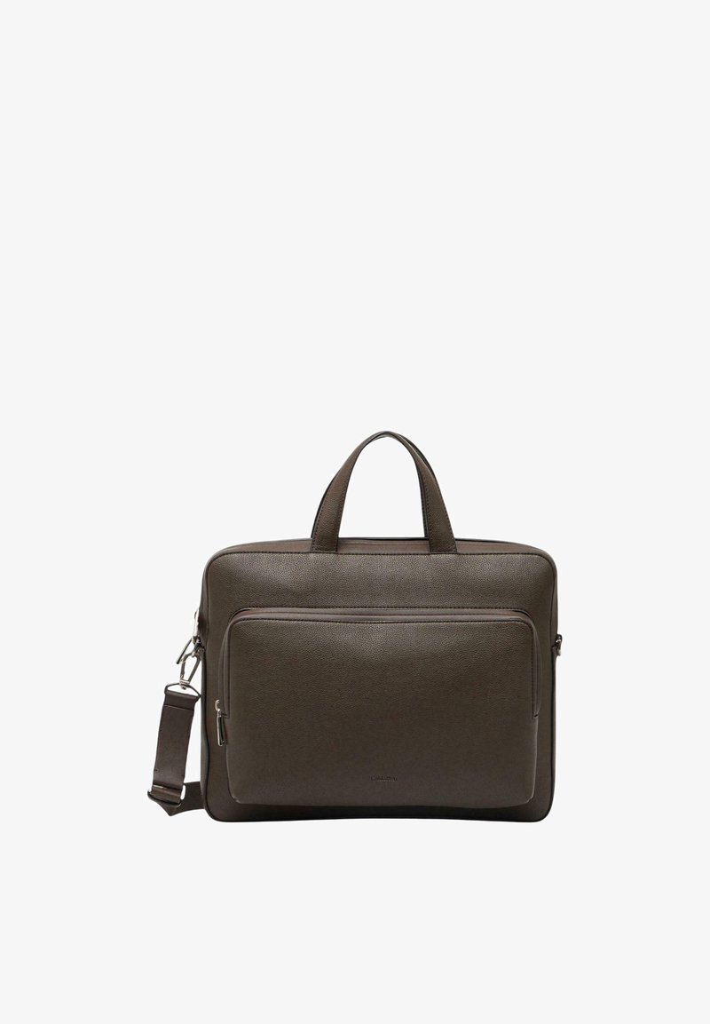 Porte-documents en cuir marron foncé avec deux poignées supérieures, poche avant zippée et bandoulière amovible.