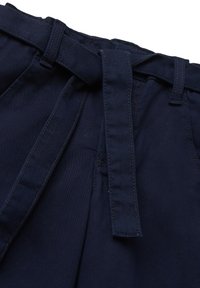 Marineblauwe katoenen broek met een brede tailleband en een zelf te strikken riem, zichtbare stiksels en een gladde textuurafwerking.