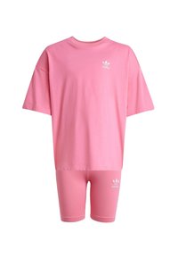 Lyserød bomulds t-shirt med korte ærmer og rund hals, parret med matchende cykelshorts. Begge har et lille hvidt logo.