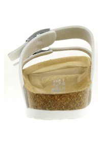 Sandal bianco con doppie cinghie grigie, un plantare in sughero e una suola testurizzata. Presenta una fibbia in metallo lucido per la regolazione.