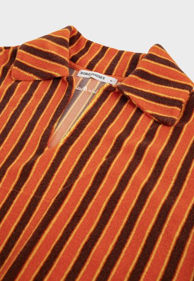 Chemise orange avec des rayures verticales marron et jaunes, col plié, et étiquette visible "BOBO CHOSES" taille M.
