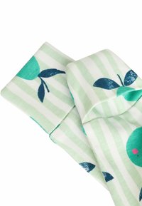 Roheline ja valge triibuline kangas, millel on teal'värvi õunad ja tumedat sinist lehti. Pehme tekstuur ja sile pind. Ühtlane värv servadel.