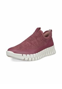 Scarpa sportiva slip-on con parte superiore in maglia bordeaux, suola intermedia bianca a contrasto con scanalature testurizzate e un tab decorativo sul tallone.
