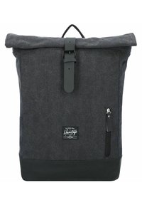 Mochila tipo roll-top de tela gris oscuro con base negra. Cuenta con un cierre de hebilla, un bolsillo con cremallera en el lateral y un parche con el logotipo en la parte frontal.