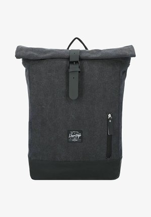 Rolltop-Rucksack aus dunkelgrauem Stoff mit schwarzem Boden. Verfügt über einen Schnallenverschluss, eine seitliche Reißverschlusstasche und ein Logo-Patch auf der Vorderseite.