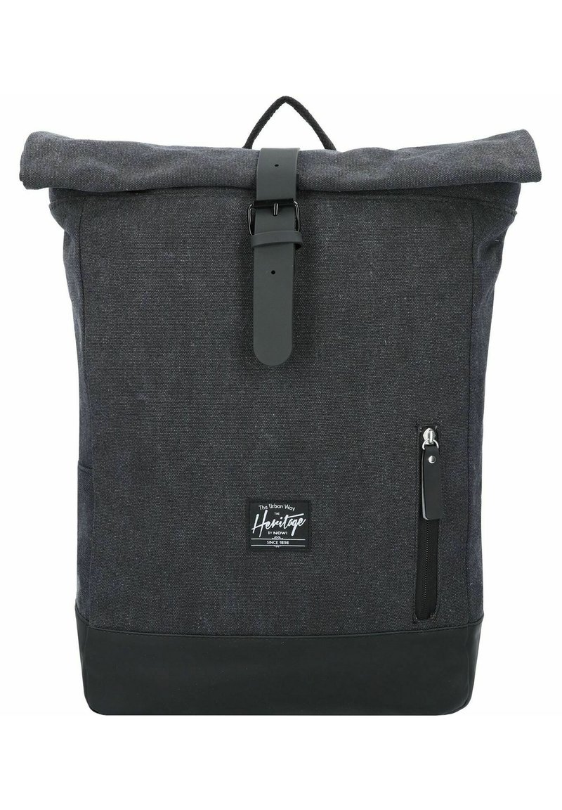 Mochila tipo roll-top de tela gris oscuro con base negra. Cuenta con un cierre de hebilla, un bolsillo con cremallera en el lateral y un parche con el logotipo en la parte frontal.