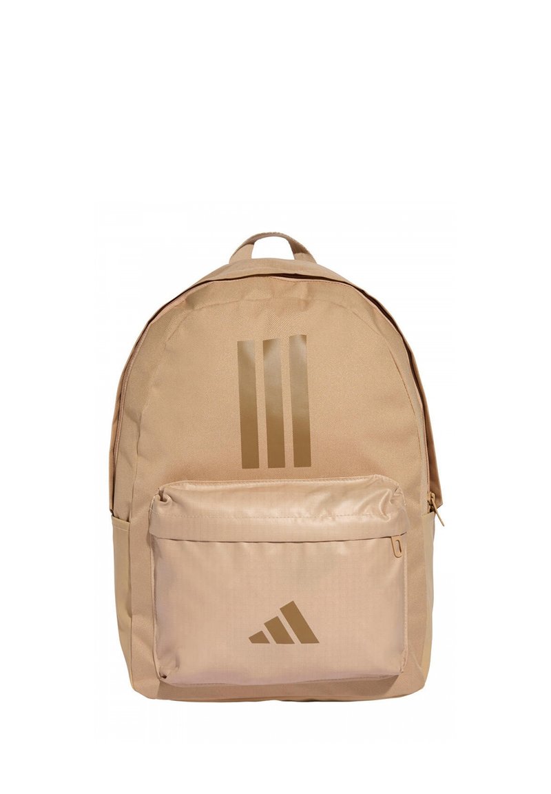 Zaino beige realizzato in tessuto resistente, con un ampio compartimento principale, una tasca frontale con cerniera e il logo Adidas con le tre strisce dorate.