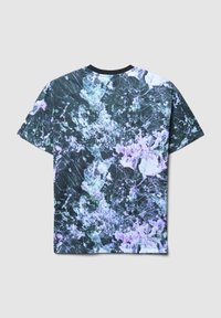 Koszulka z krótkim rękawem w czarnym kolorze z wielokolorowym, abstrakcyjnym nadrukiem marmuru, z okrągłym dekoltem i miękkim, teksturowanym materiałem.