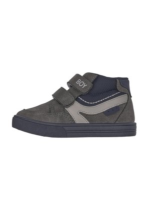 Szare i granatowe buty typu high-top z rzepami, wykonane z zamszu i siateczki, z kontrastującym szarym wzorem i teksturowaną gumową podeszwą.