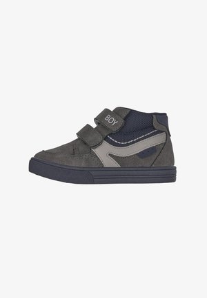 Graue und marineblaue High-Top-Schuhe mit Klettverschlüssen, aus Wildleder und Mesh gefertigt, mit einem kontrastierenden grauen Design und einer strukturierten Gummisohle.