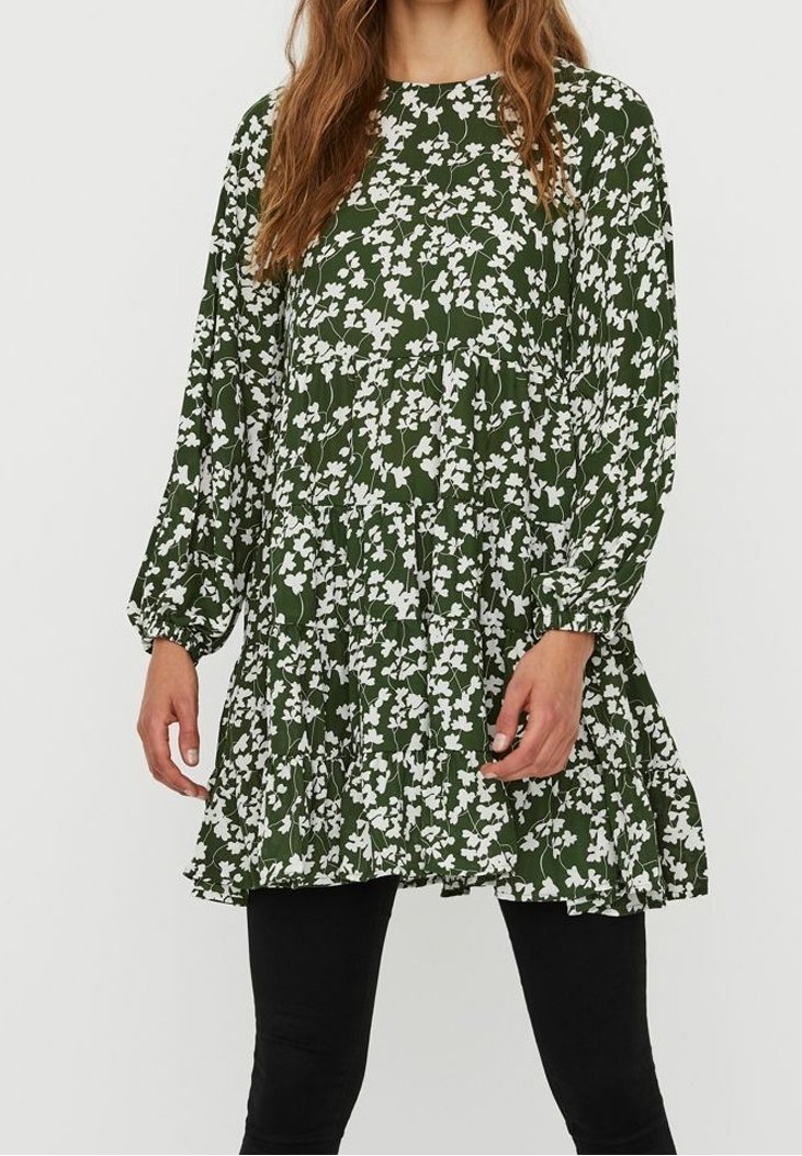 Robe fleurie verte à manches longues, col rond et ourlet volanté. Présente des motifs floraux blancs et une silhouette ample et fluide.