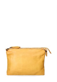 Borsa a pochette gialla in pelle con superficie texture, chiusura superiore con zip e linguetta laterale. Caratterizzata da un design semplice e forma rettangolare.