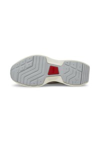 Schuhsohle aus grauem strukturiertem Gummi mit einem Rillenmuster und einem roten Akzent in der Mitte, mit dem Markenzeichen "Puma".