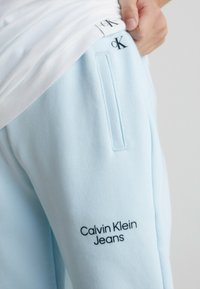 Calvin Klein Jeans Träningsbyxor - keepsake blue