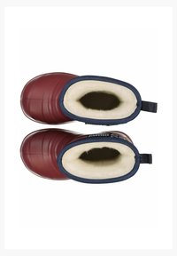 Röda vattentäta stövlar med texturerad yta, marinblå tygfoder och pälsdetaljer. Har en dragflik för enkel påtagning.