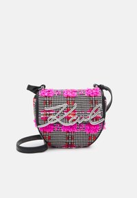 Borsa con motivo houndstooth in nero e rosso con accenti testurizzati rosa. Presenta un dettaglio del logo in argento e una tracolla nera rimovibile.