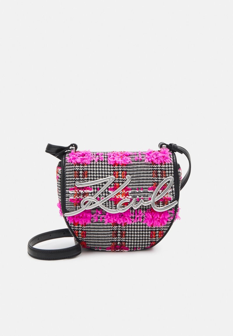 Borsa con motivo houndstooth in nero e rosso con accenti testurizzati rosa. Presenta un dettaglio del logo in argento e una tracolla nera rimovibile.