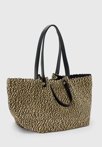 Borsa tote intrecciata in nero e marrone, con una superficie testurizzata e doppio manico in pelle nera. Presenta un'ampia apertura superiore per un facile accesso.