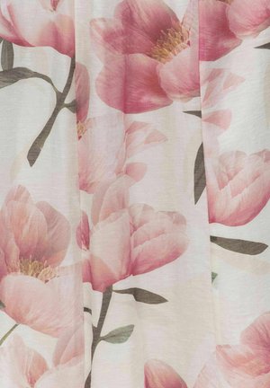 Bløde lyserøde pæonblomster med grønne blade på et lyst stof, der viser blide folder og et subtilt tekstureret mønster.
